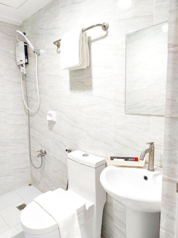 Airobedz Makati - A Value Hotel Маніла Екстер'єр фото